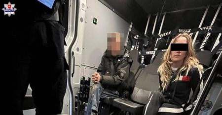 BMW wylądowało w polu. 32-latka zaatakowała funkcjonariuszy