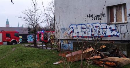 Budynek socjalny przy ulicy Młodej znowu się pali