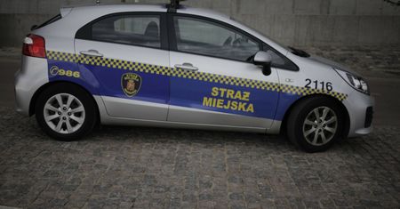 Interwencja strażników miejskich w Warszawie. Mężczyzna stał bez spodni