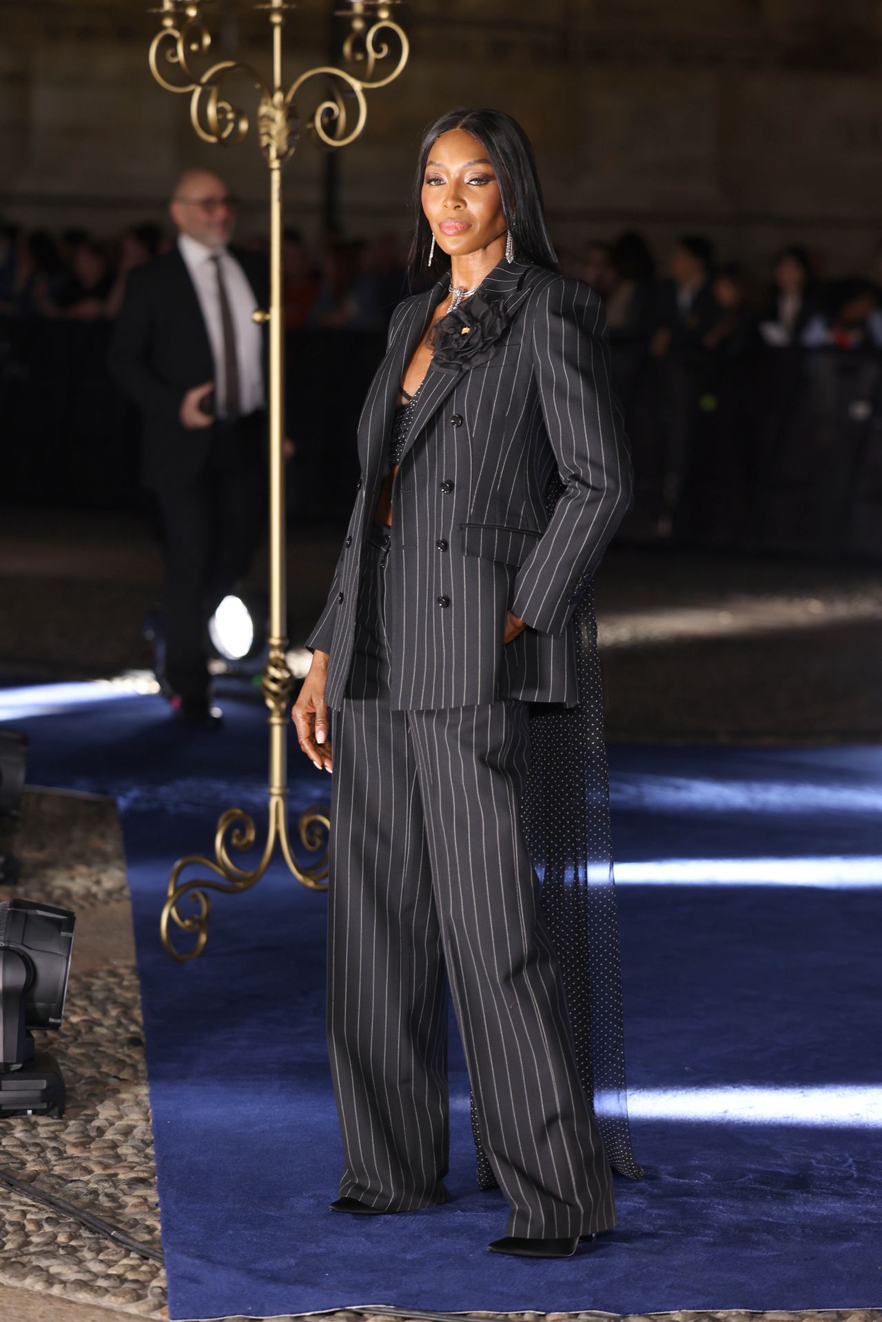 Naomi Campbell w prążkowanym garniturze 