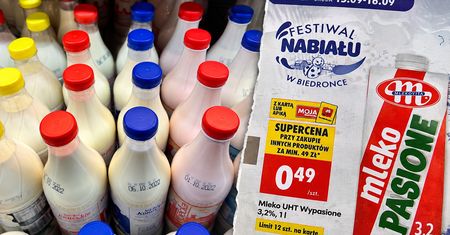 Mleko tańsze niż kaucja. Hodowcy oburzeni promocją