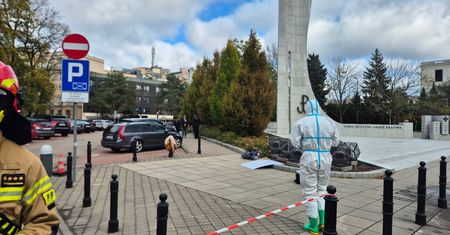 Tajemnicza substancja przed Sejmem. Służby są na miejscu