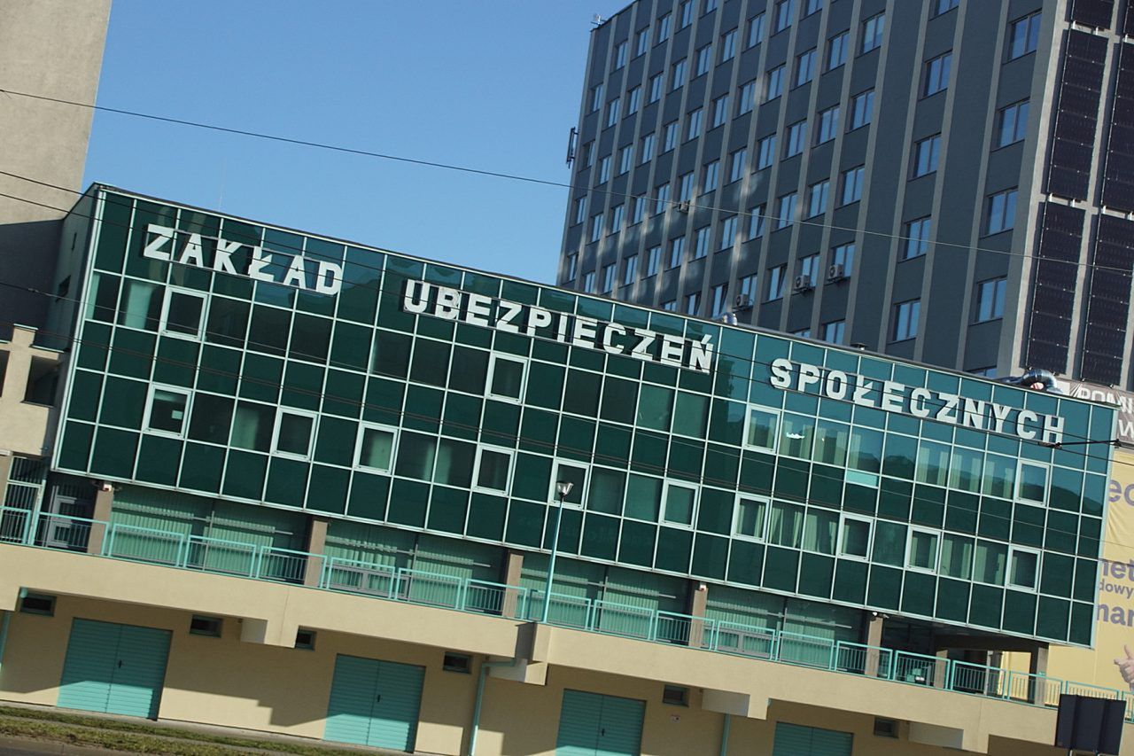 ZUS ostrzega przed nieuczciwymi pośrednikami przy składaniu wniosków o świadczenie wspierające