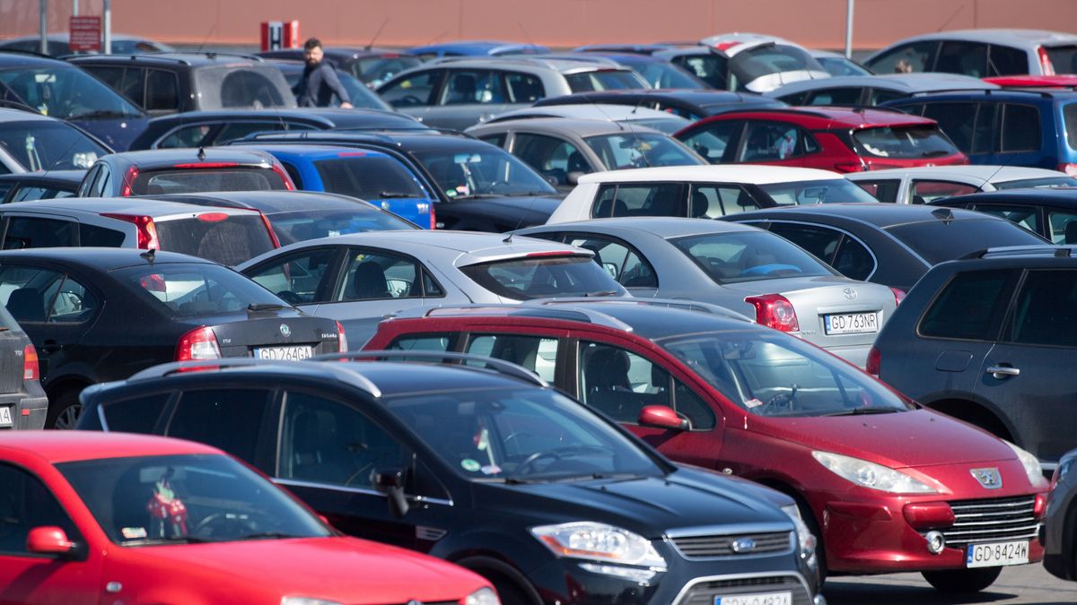 Parkowanie na zakupach coraz częściej wiąże się z koniecznością pobrania biletu.