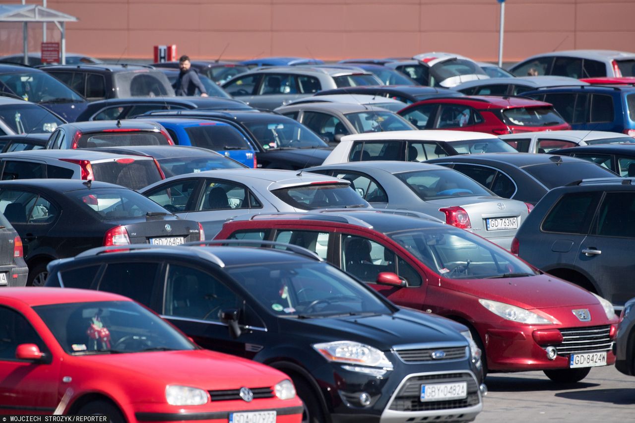 Płatne parkingi przy marketach pod lupą UOKiK. Klienci czują się oszukiwani