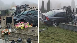 Volvo przebiło ogrodzenie cmentarza. Auto wpadło na nagrobki