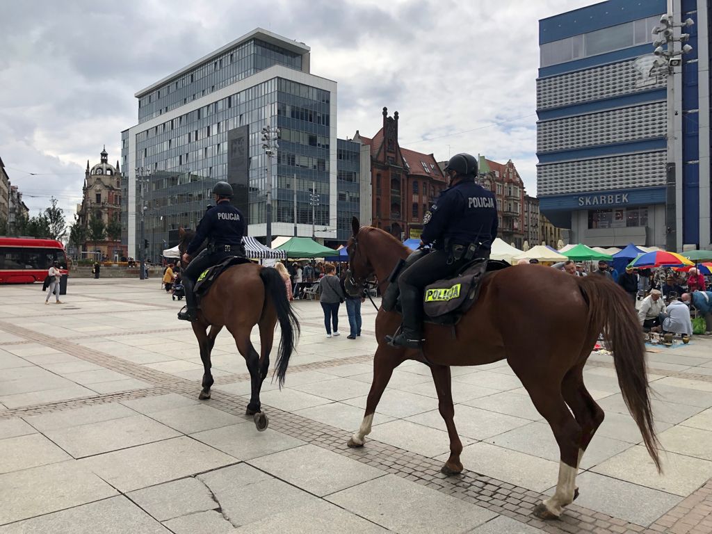 Katowice. W centrum miasta pojawiły się patrole konne policji. 