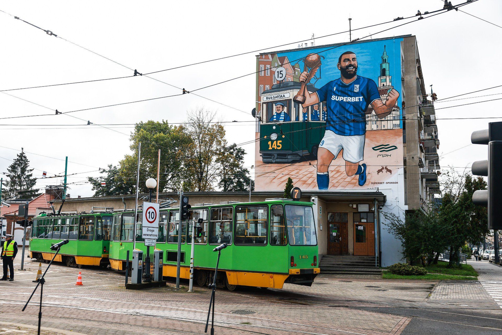 Odsłonięcie muralu na budynku MPK w Poznaniu z wizerunkiem Mikaela Ishaka, kapitana Lecha Poznań