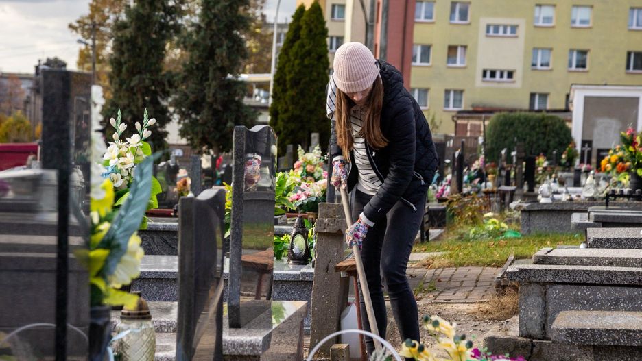 Trwają przygotowania do 1 listopada na cmentarzu w Poddębicach.
