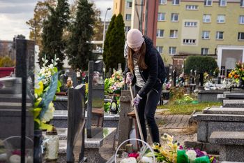 Poddębice: Przygotowania do 1 listopada na cmentarzu