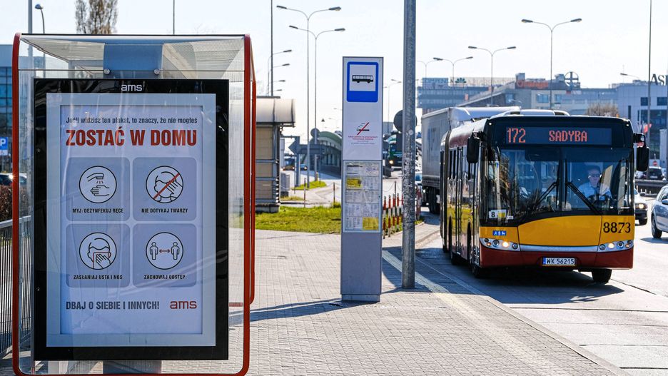 Warszawa. W pojazdach transportu publicznego możliwe jest 30-proc. obłożenie
