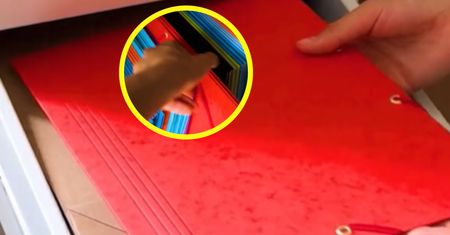 Nie idź, a pędź po taką teczkę. Każdy Polak powinien ją mieć