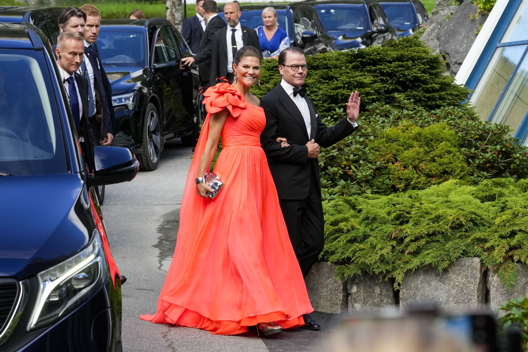 Wedding of Norwegian Princess Martha Louise and Durek Verrettepa11575271 Crown Princess Victoria (L) and Prince Daniel of Sweden on their way into Hotel Union after the wedding of Norwegian Princess Martha Louise and US businessman Durek Verrett, in Geiranger, Norway, 31 August 2024.  EPA/CORNELIUS POPPE  NORWAY OUT Dostawca: PAP/EPA.CORNELIUS POPPE