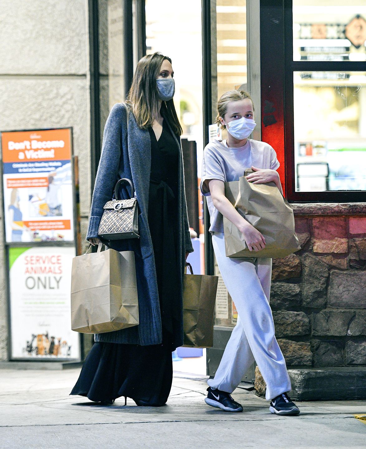 Angelina Jolie na zakupach z córką