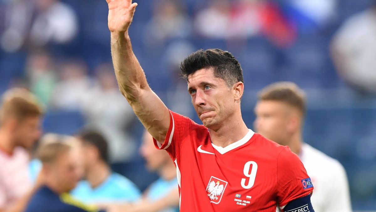 Kibice w całej Polsce mogą w różnym czasie okalskiwac ten samo gol Lewandowskiego.  PAP/Adam Warżawa
