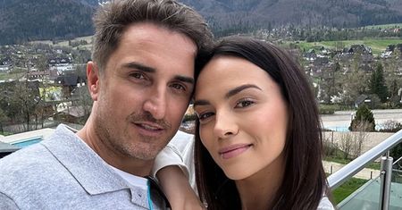 RZADKI WIDOK: W pełni naturalna Paulina Krupińska i Sebastian Karpiel-Bułecka biesiadują z dziećmi przy suto zastawionym stole (FOTO)