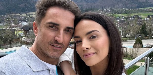 RZADKI WIDOK: W pełni naturalna Paulina Krupińska i Sebastian Karpiel-Bułecka biesiadują z dziećmi przy suto zastawionym stole (FOTO)