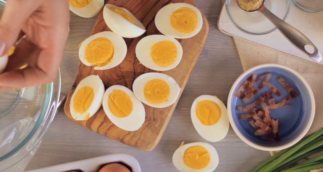 Co jest zdrowsze - białko czy żółtko? (WIDEO)