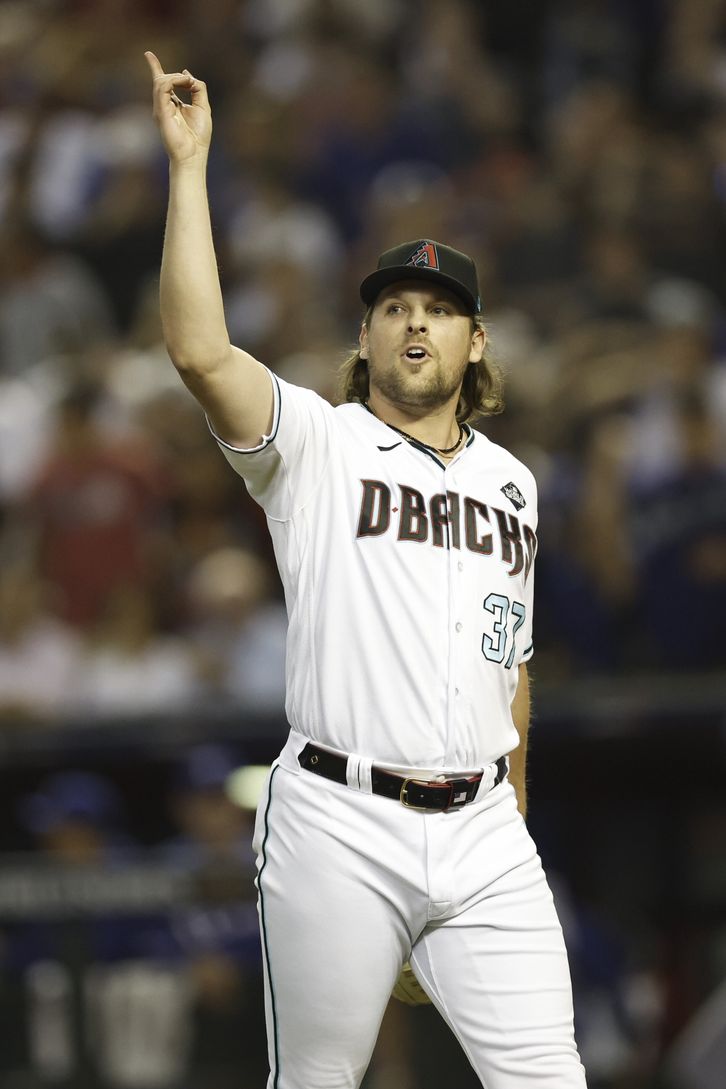 Arizona Diamondbacks relief pitcher Kevin Ginkel reacts after getting Texas Rangers catcher Jonah Heim out for the final out of the seventh inning of the Major League Baseball (MLB) World Series between the Arizona Diamondbacks and the Texas Rangers at Chase Field in Phoenix, Arizona, USA, 01 November 2023. The World Series is the best-of-seven games. EPA/JOHN G. MABANGLO Dostawca: PAP/EPA.