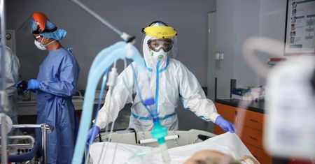 Koronawirus. Tydzień otwieramy z liczbą prawie 4,4 tys. nowych przypadków