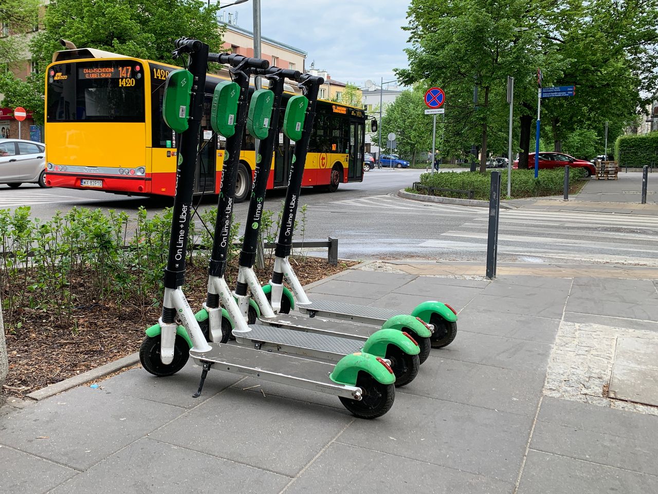 Poza specjalnymi strefami takie parkowanie nie będzie już możliwe. Nie każdy będzie też mógł pojechać elektryczną hulajnogą