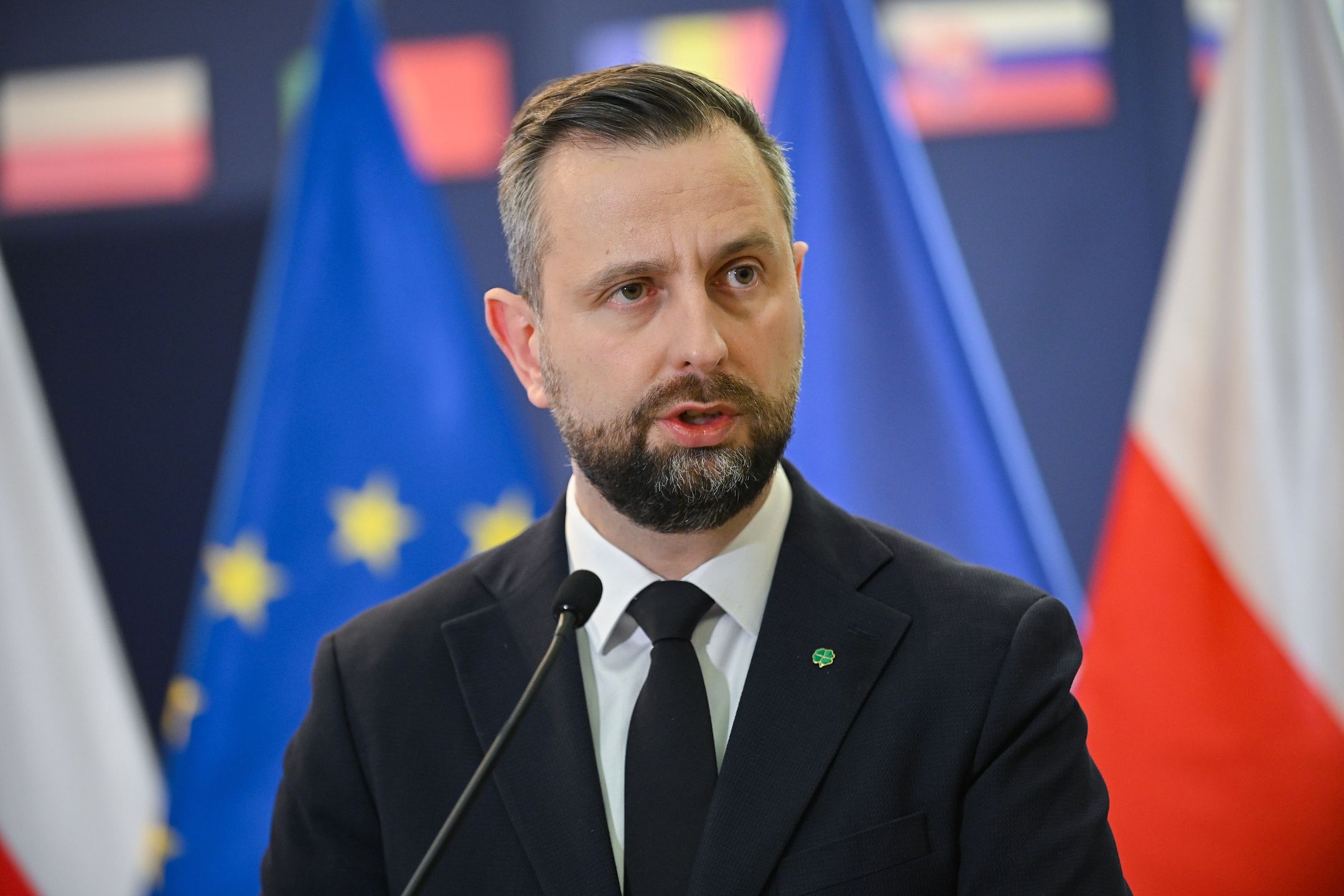 Warszawa, 12.12.2024. Wicepremier, minister obrony narodowej Władysław Kosiniak-Kamysz bierze udział w podpisaniu umowy na zakup bezzałogowego systemu powietrznego MQ-9B SkyGuardian dla Wojska Polskiego w siedzibie MON w Warszawie, 12 bm. Umowa ma na celu zwiększenie zdolności Sił Zbrojnych RP w zakresie pozyskiwania danych rozpoznawczych. (ad) PAP/Marcin Obara