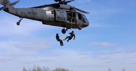 Kontrterroryści w akcji. Szkolenie wysokościowe z policyjnym śmigłowcem Black Hawk [ZDJĘCIA]