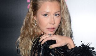 Zmysłowe zdjęcie Kasi Warnke. Pozuje w prześwitującym staniku