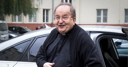 Drożej u Rydzyka. Jego uczelnia podnosi opłatę za kierunek lekarski