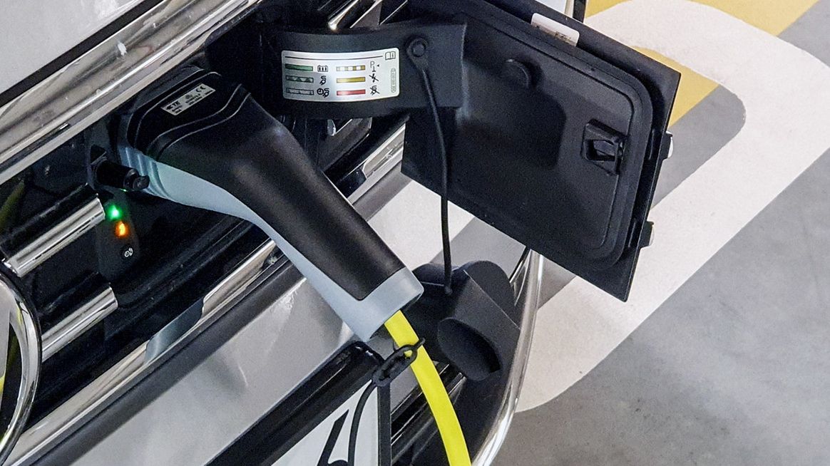 W skali kraju liczba punktów ładowania wciąż jest za mała. W garażu też nie każdy może uzupełnić zapas prądu.