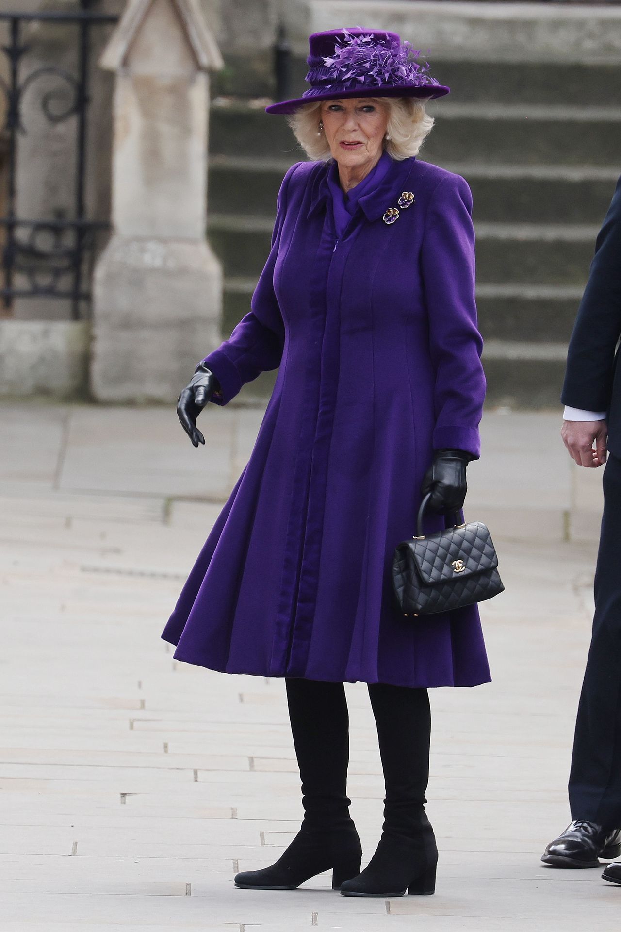 Księżna Camilla do fioletowej kreacji dobrała torebkę Chanel 