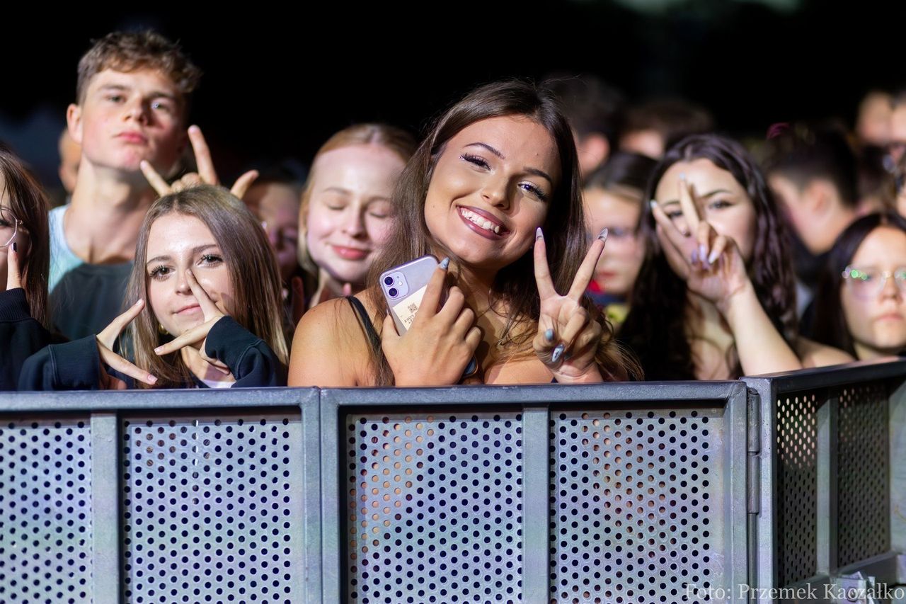 Cieplice-Zdrój: Bajeczny podwodny świat na Festiwalu Światła, meduzy na "Lalce", koncert Chivasa, food tracki