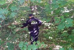 Poszedł na grzyby. Ugrzązł po pas w błocie. Ratowała go policja