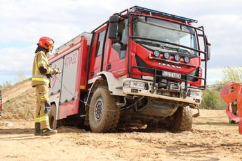 Lublin: Strażacy doskonalili jazdę pojazdami pożarniczymi w trudnym terenie