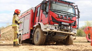 Lublin: Strażacy doskonalili jazdę pojazdami pożarniczymi w trudnym terenie