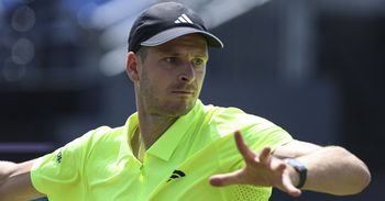 Hubert Hurkacz przeszedł artroskopię kolana. - Wrócę na kort, gdy będę w 110 procentach zdrowy