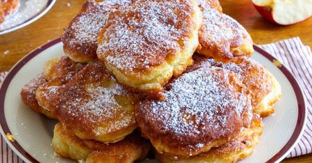 Wyglądają jak pączki, a to racuchy. Ciasto pięknie rośnie i jest puszyste