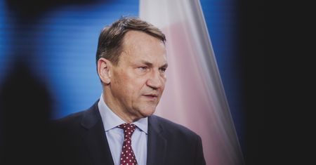 Niepokojące słowa Sikorskiego. "Jeśli wygra, zrówna Ukrainę z ziemią"