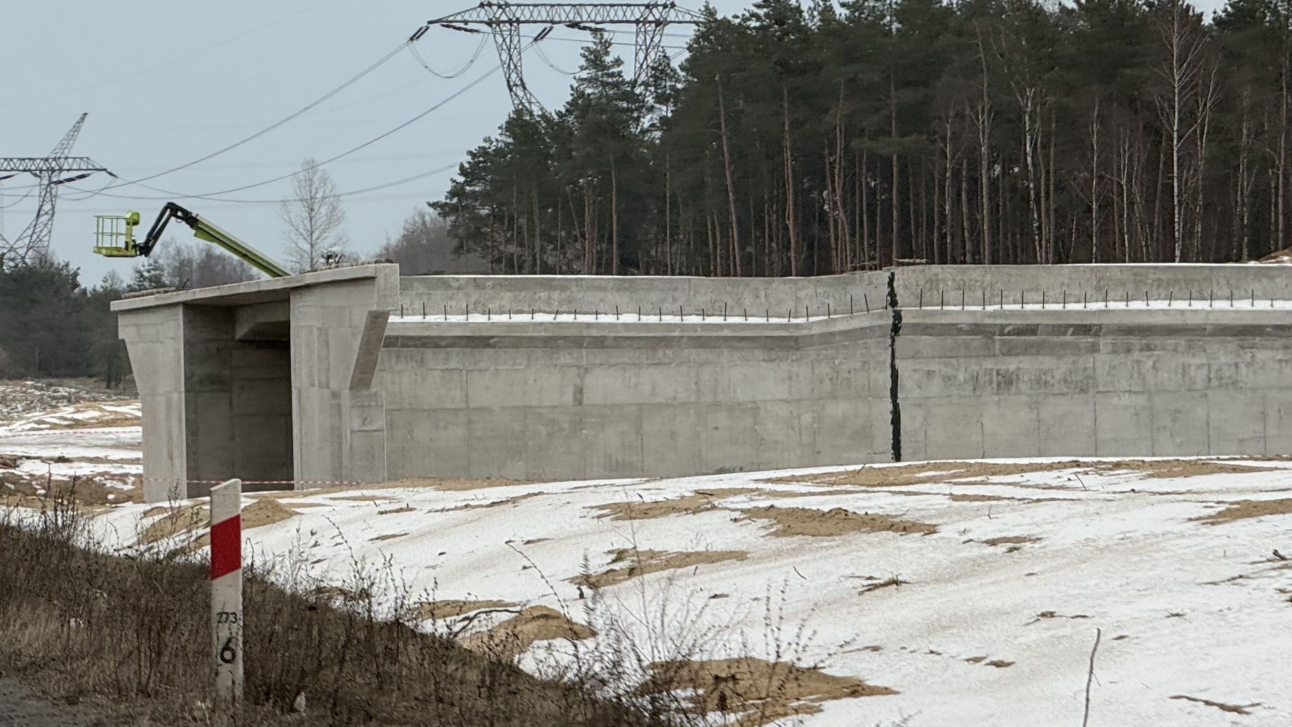 Budowa obiektów mostowych postępuje.