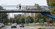 Poznań: Ktoś zawiesił antysemicki bilbord na przejściu naziemnym