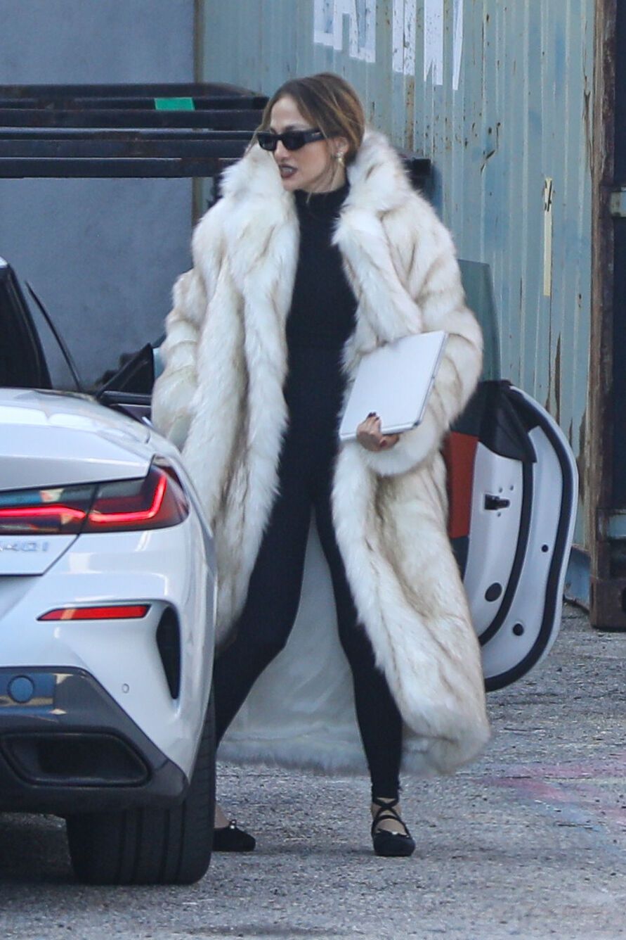 Jennifer Lopez załatwia sprawunki w wielkim futrze