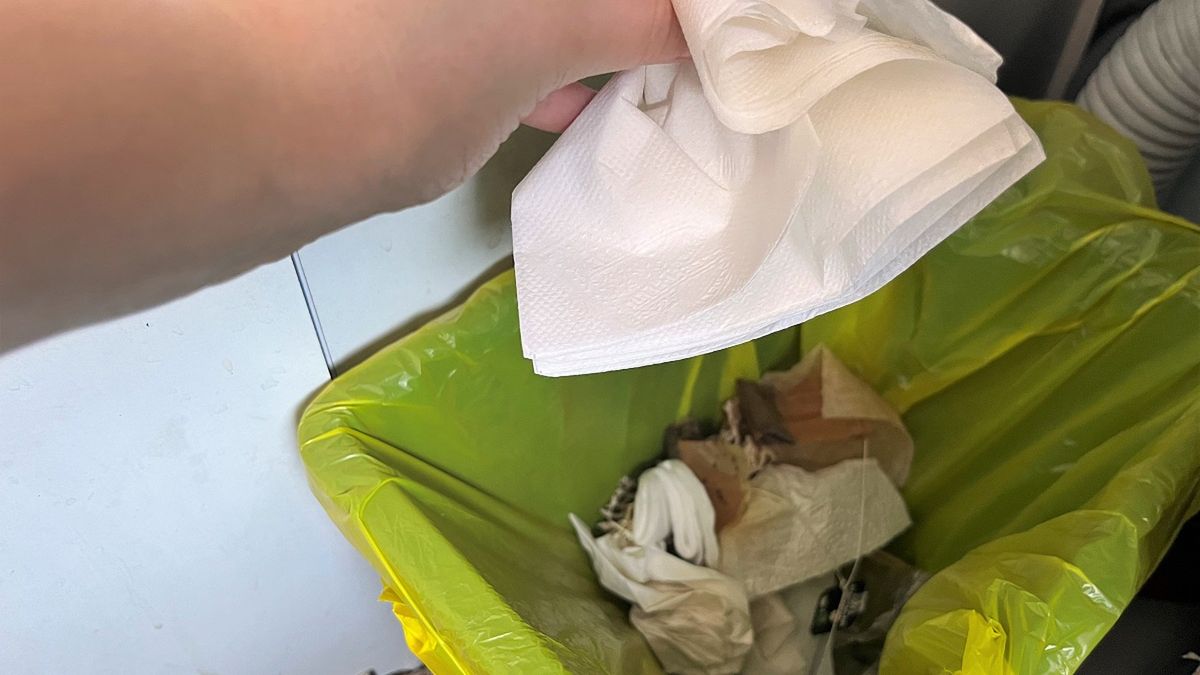 Nie każdy wie, gdzie należy wyrzucić papierowy ręcznik.