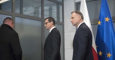 Duda i Morawiecki: mężowie zaufania, "dobre twarze PiS"? To groźny mit i wabik