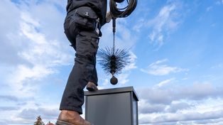 Ile kosztuje czyszczenie komina i przegląd kominiarski w 2026 roku? Wymogi prawne i e-protokół