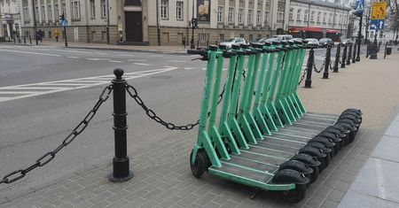 Miasto wyznaczyło miejsca do parkowania hulajnóg, a operator i tak parkuje, gdzie chce, w sumie tak samo, jak użytkownicy