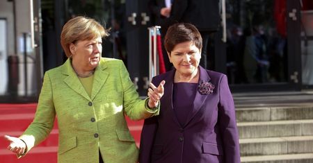 Pojedynek na kolorowe garsonki: Szydło vs. Merkel (ZDJĘCIA)