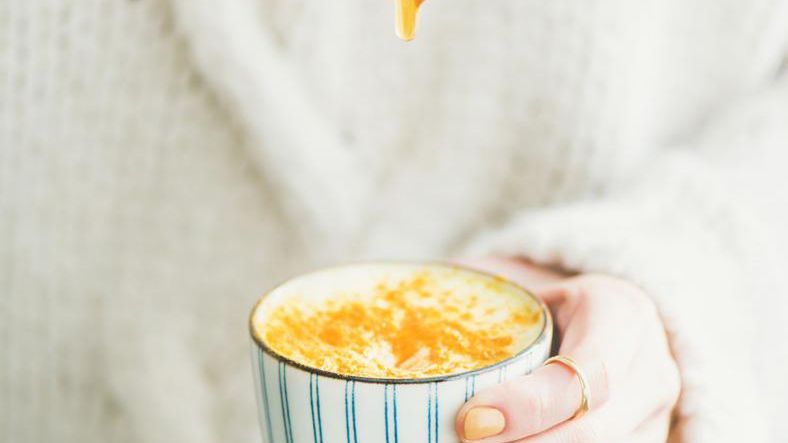 Pij eliksir z miodu i kurkumy szczególnie w ziemie. Unikniesz chorowania (123rf.com)