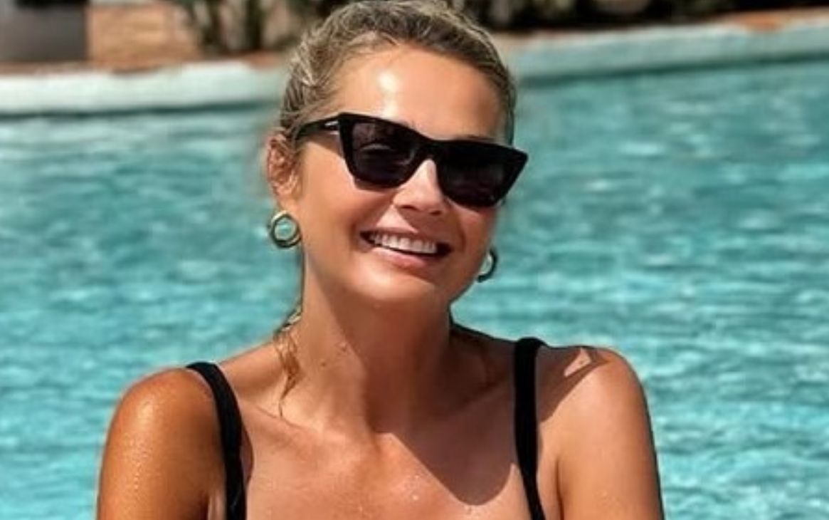 Stanęła przed lustrem w bikini. Socha dorzuciła do stylizacji "męskie bokserki"