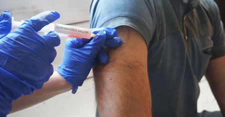 Trzecia dawka szczepionki. Złoty interes dla koncernów farmaceutycznych