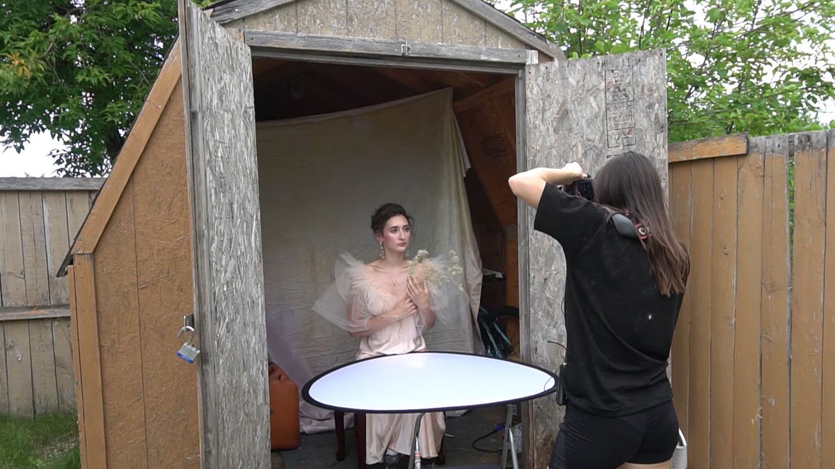 Studio fotograficzne DIY. Do świetnych zdjęć wystarczy ci ogród i altanka 1